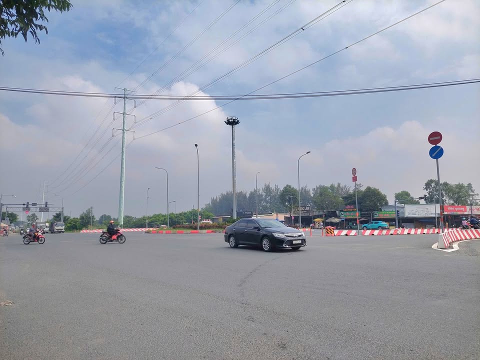 Nhà 3 tầng mặt tiền đường Bưng Ông Thoàn, quận 9, 57m² giá chỉ 6 tỷ - Cơ hội hiếm có!