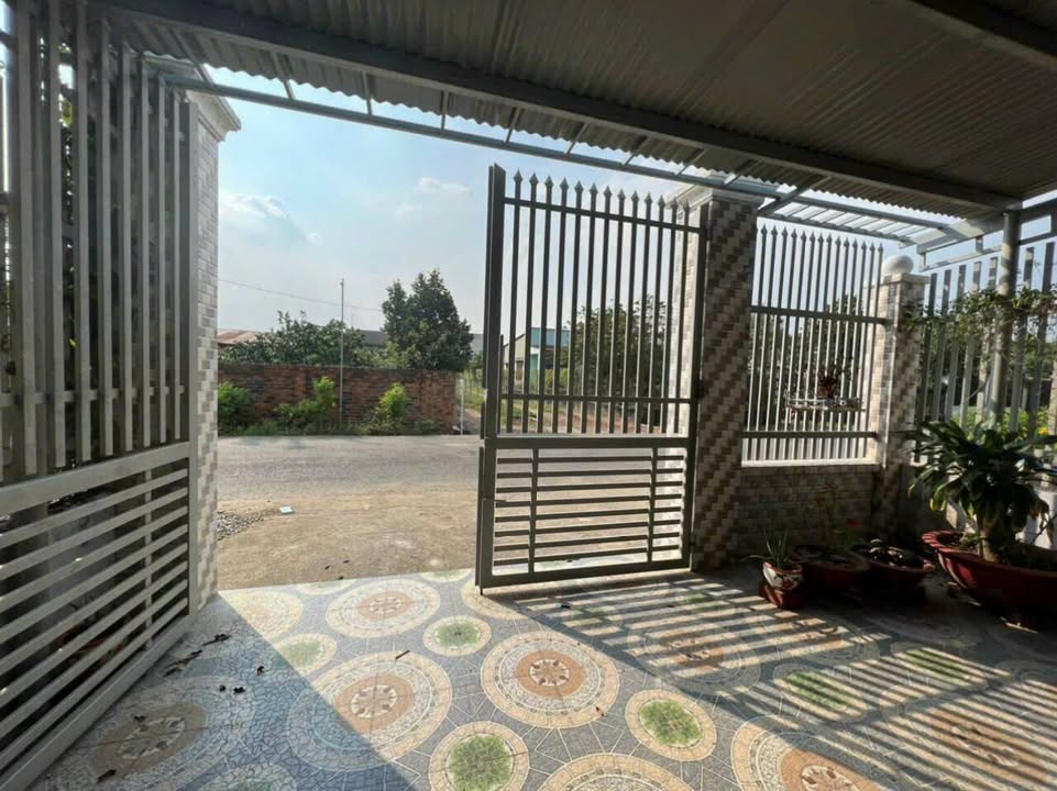 Nhà phố 2 mặt tiền đường Long Chiến, 210m² giá chỉ 2.5 tỷ - Cơ hội đầu tư sinh lời!