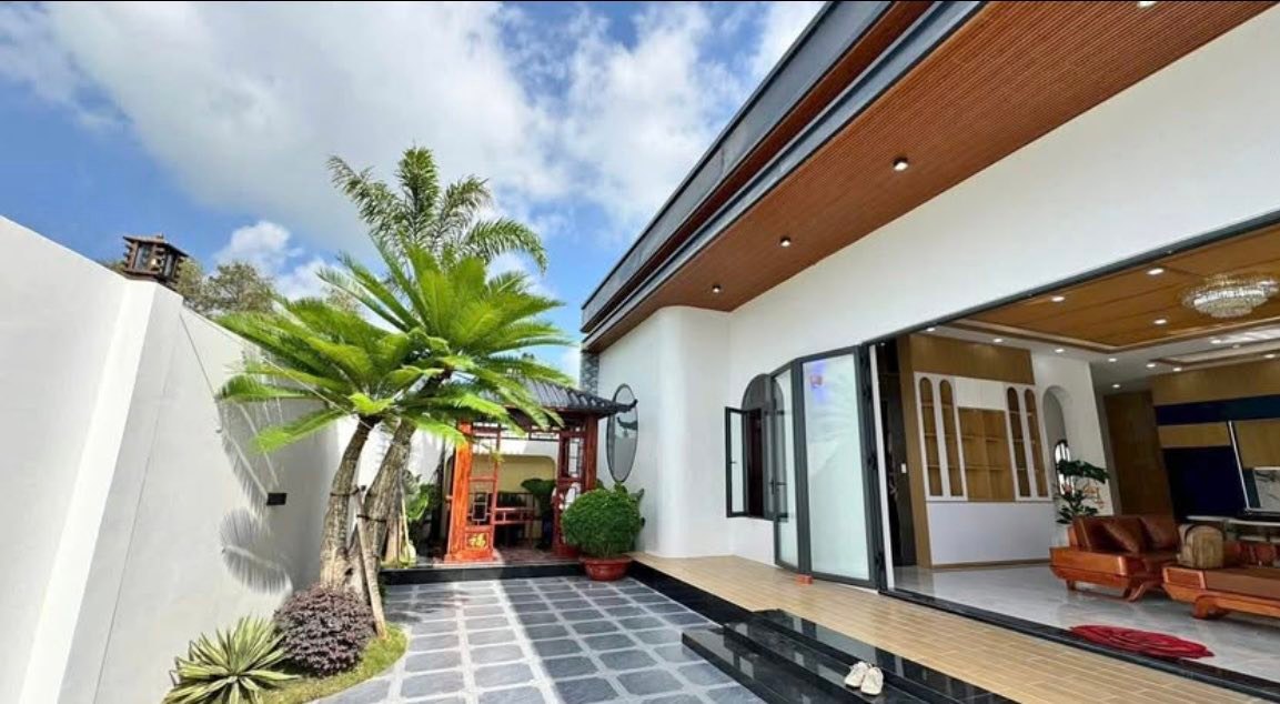 Nhà đẹp có vườn tại Quận 7 - 180m² chỉ 8 tỷ - Sổ hồng chính chủ!