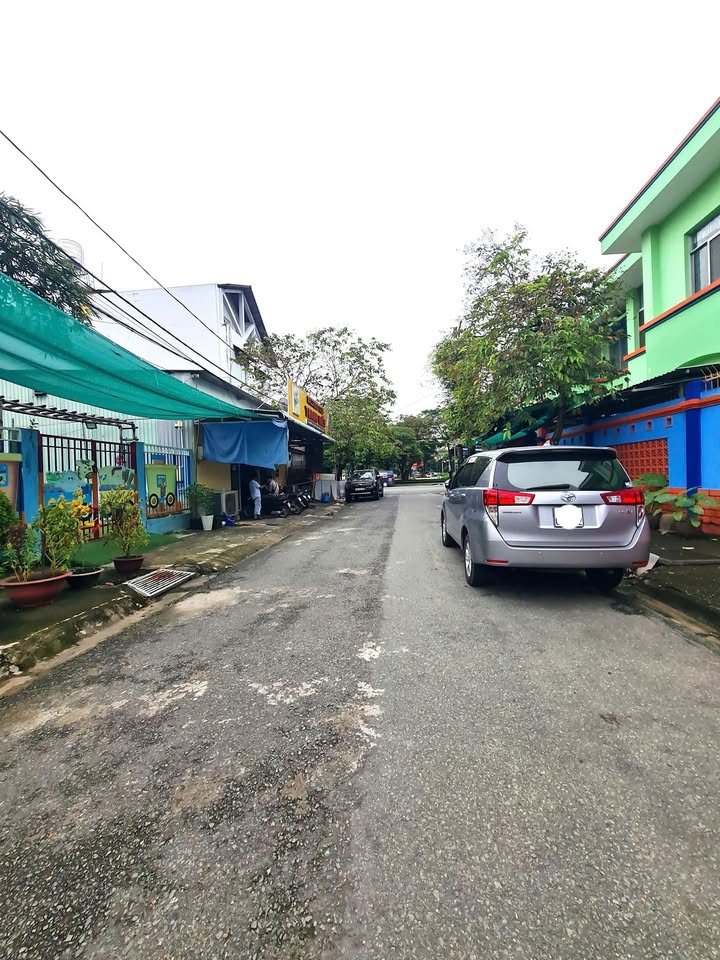 Bán nền biệt thự KDC 10 Mẫu Quận 2 200m² giá 21 tỷ - Đường rộng 12m, xây dựng ngay!