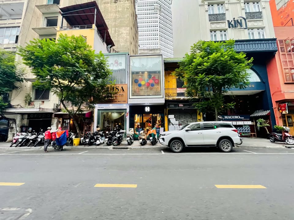 Cho thuê nhà mặt tiền đường Đông Du Quận 1 giá thỏa thuận - Vị trí siêu đắc địa!