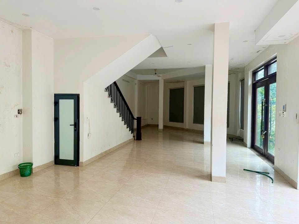 Nhà cho thuê KĐT Văn Phú, Hà Đông 100m² giá 25 triệu - Nhà lô góc vỉa hè rộng rãi!