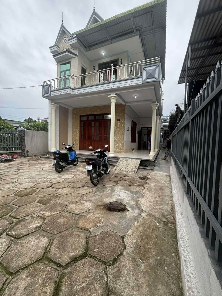 Nhà lầu Tân Phú 270m² giá 2.5 tỷ - Thiết kế thông thoáng, tiện ích đầy đủ!