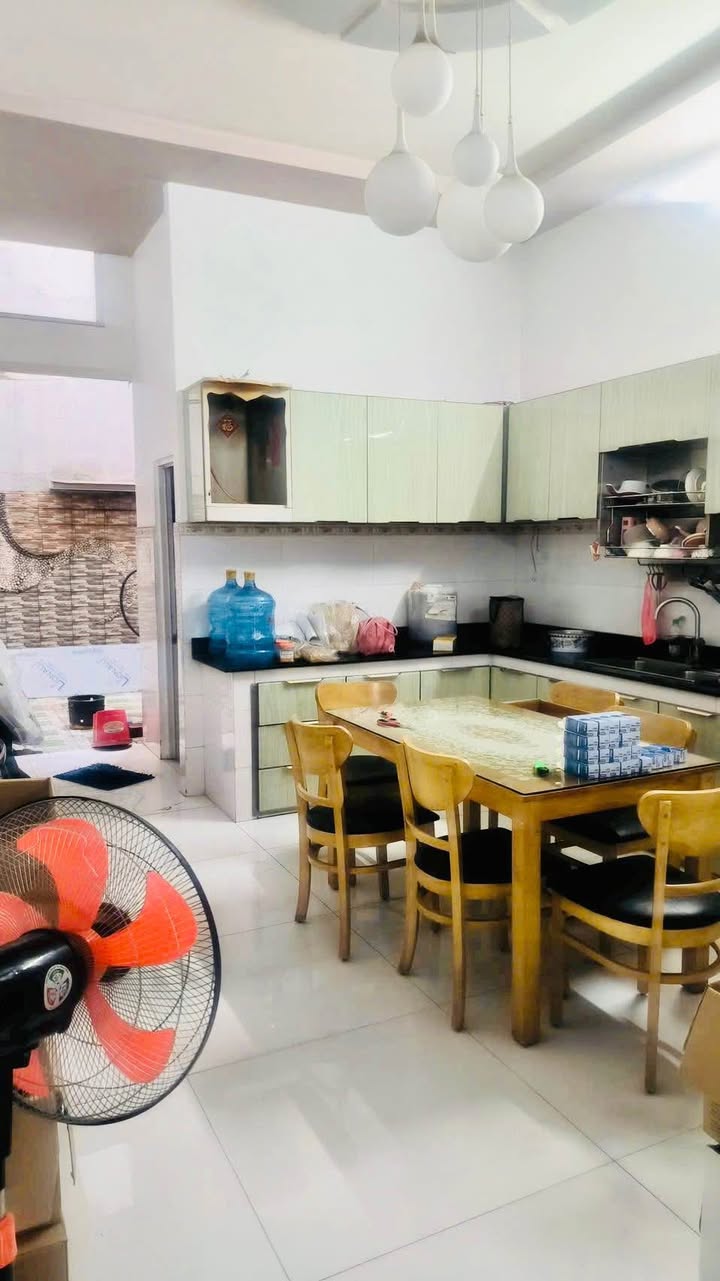 Nhà thuê Tân Phú 88m² giá 18 triệu - Hẻm 6m rộng rãi, phù hợp làm văn phòng!