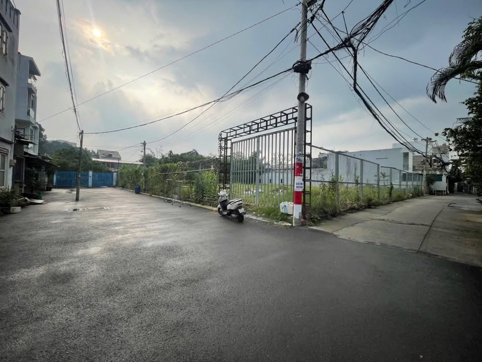 Nhà góc 2 mặt tiền Đình Phong Phú, quận 9, 88m² giá 7.9 tỷ - Sổ hồng riêng