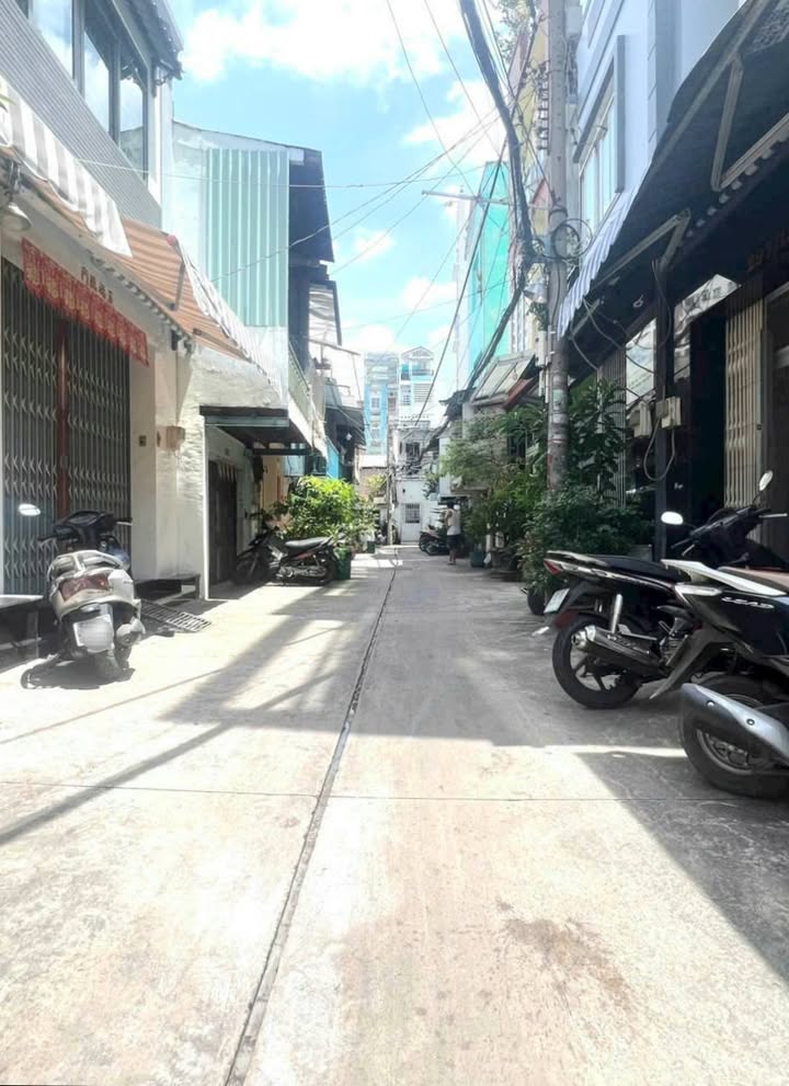 Nhà 3 tầng đường Lạc Long Quân, quận 11, 40m² giá 4.48 tỷ - Khu vực an ninh, gần Đầm Sen!