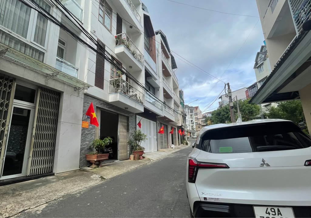 Nhà phố 3 tầng mặt tiền đường nhựa tại trung tâm phường 2, Đà Lạt - Giá 10 tỷ