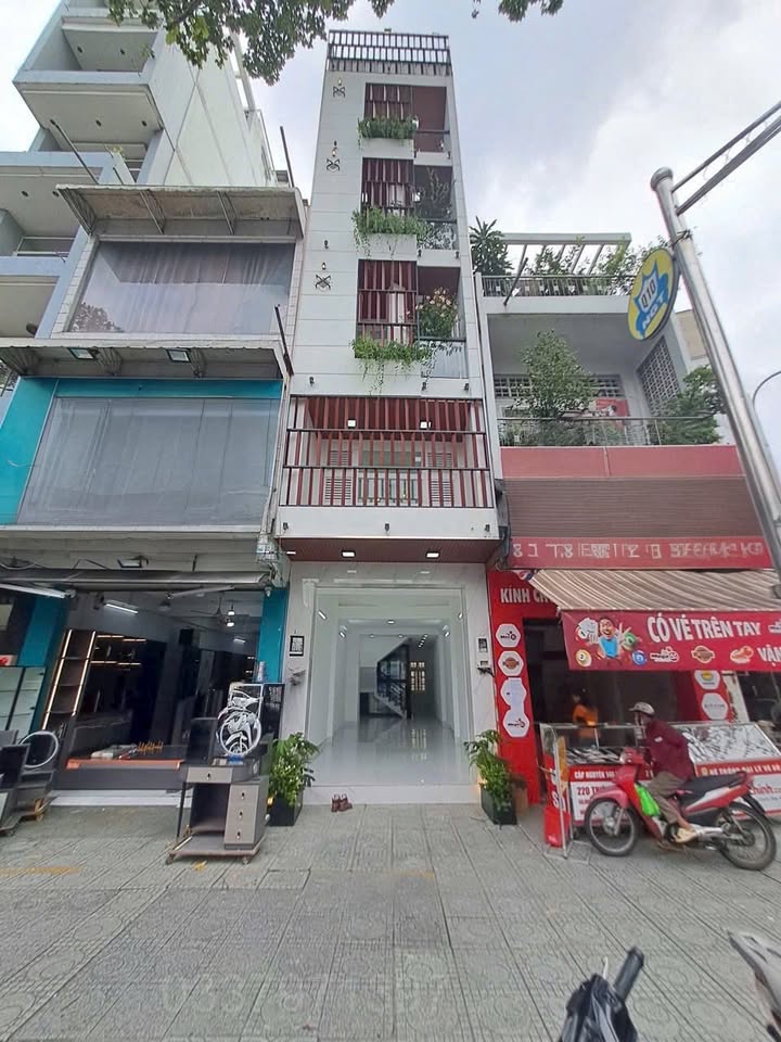 Front House cho thuê đường Ngô Gia Tự, quận 10, 70m² - Kinh doanh tự do, vị trí đắc địa!