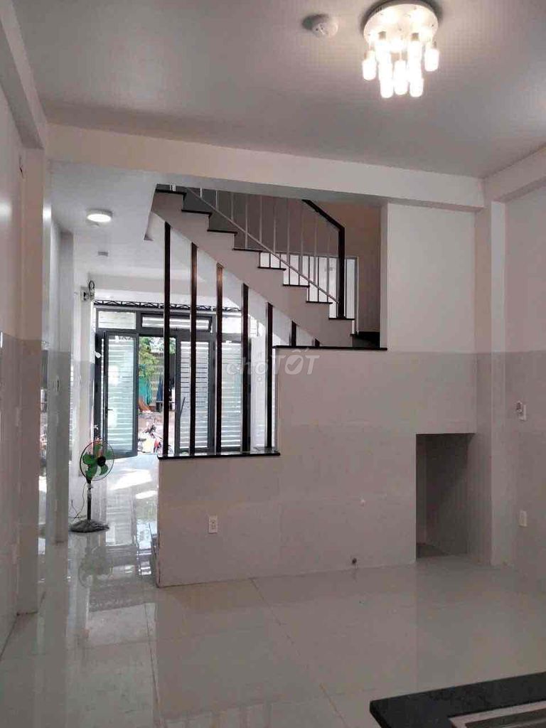 Nhà 3 tầng 4PN 3WC gần Bệnh viện Thủ Đức - Nội thất mới đẹp, chỉ 12 triệu!