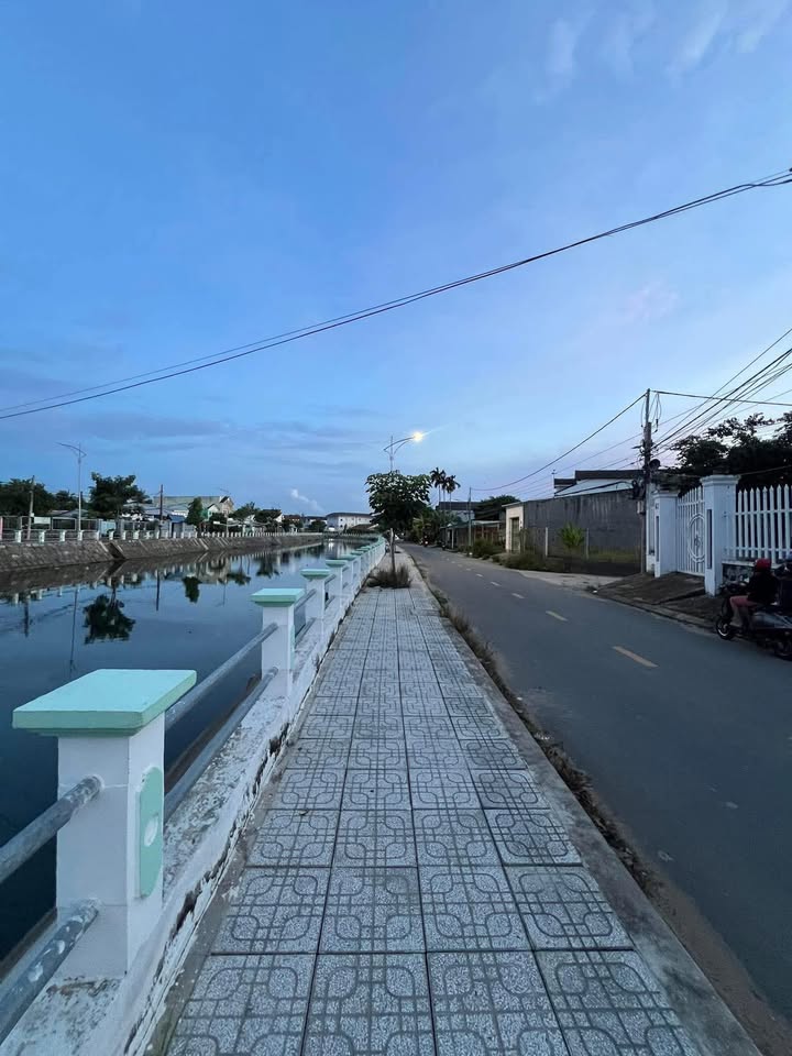 Bán gấp FrontHouse mặt tiền đường Kênh 30/4, Sóc Trăng - Giá 2 tỷ, hướng Đông