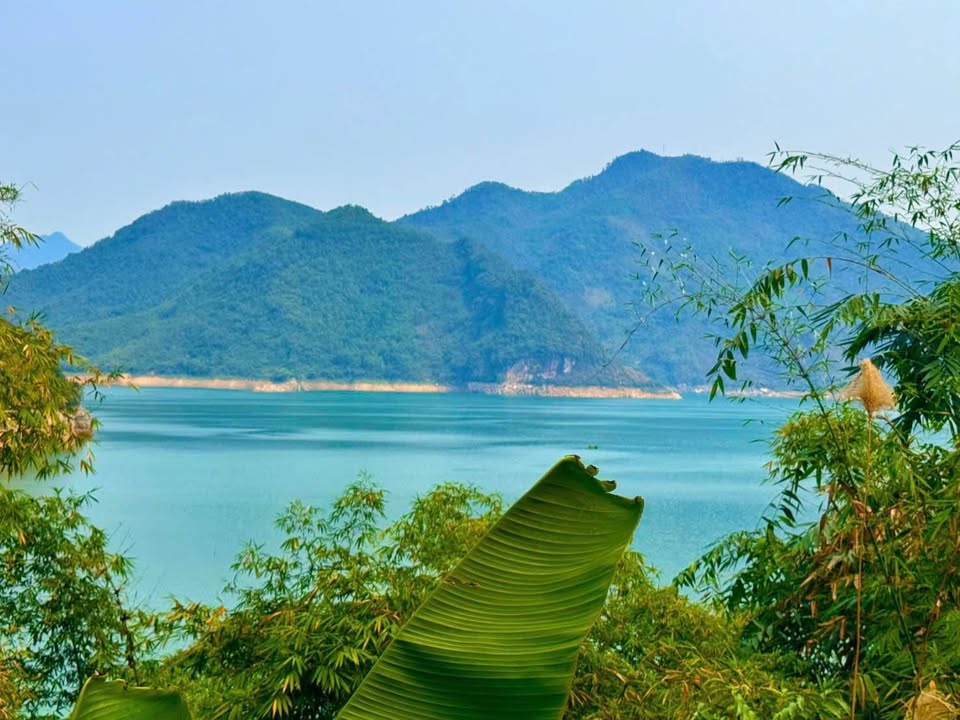 Đất bám hồ Hòa Bình 1.216m² giá 3 tỷ - View tuyệt đẹp, ô tô vào tận đất!