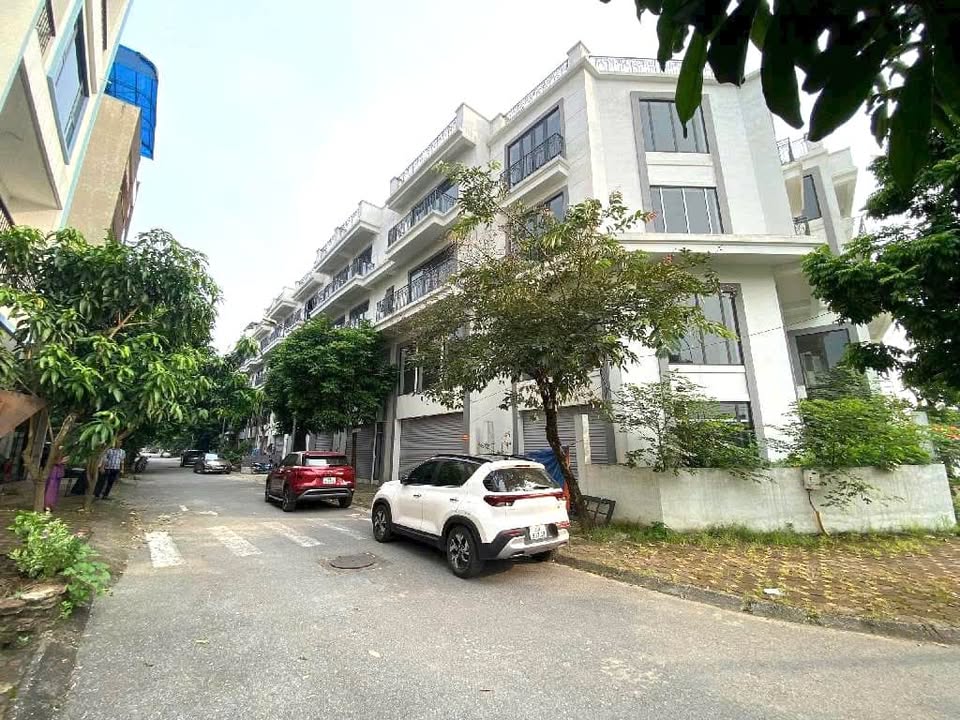 Townhouse Golden Land Trâu Quỳ 76m² giá 16.8 tỷ - Sổ đỏ giao ngay!