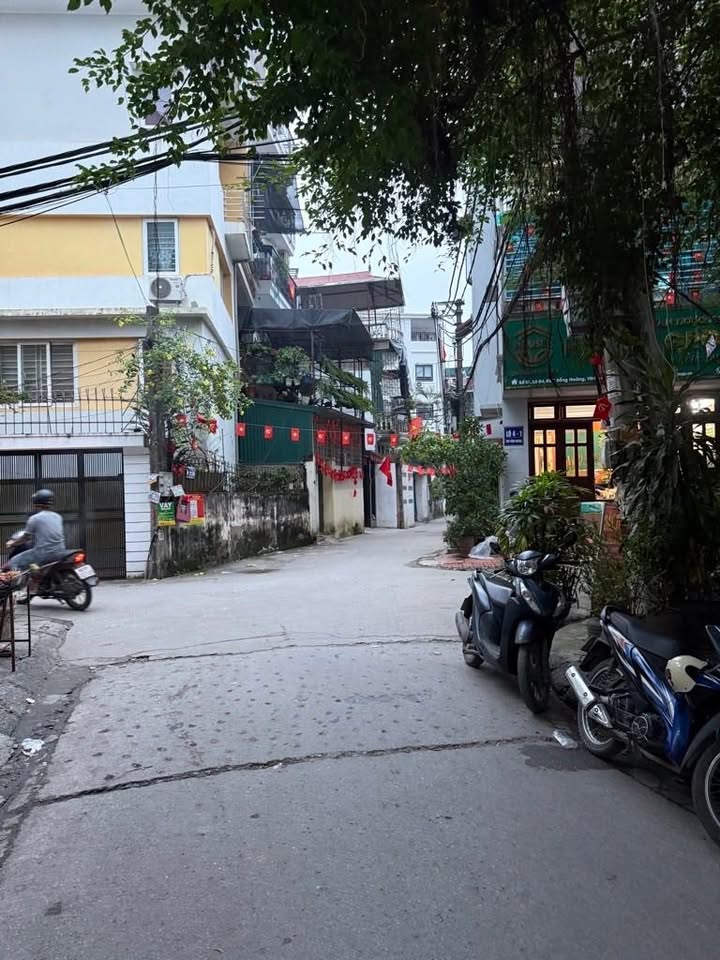 Nhà 4 tầng Lĩnh Nam Hoàng Mai 32m² giá 6.7 tỷ - Ô tô đỗ cửa, dân trí cao!