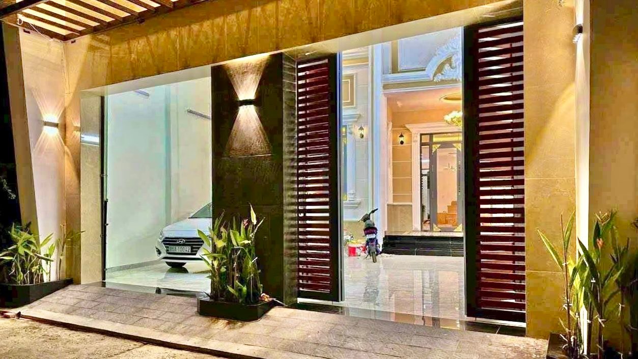 Townhouse Phú Long, 230m² giá 4 tỷ - Thiết kế sang trọng, đầy đủ nội thất!