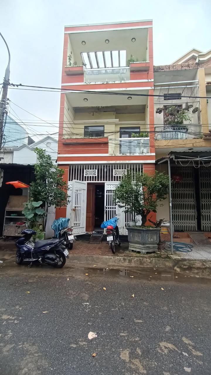 Bán nhà 3 tầng đường Nguyễn Trung Trực, Quảng Ngãi 100m² giá 3.4 tỷ - Nội thất đầy đủ, giá thương lượng!