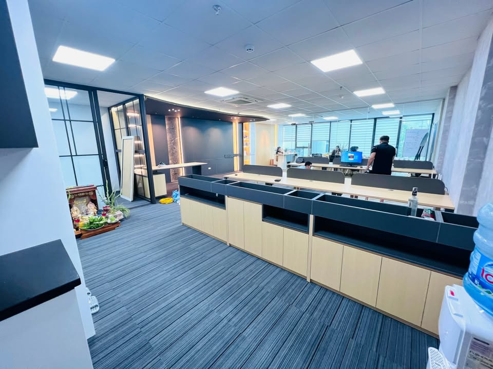 Văn phòng cho thuê mặt phố Hoàng Quốc Việt 100m² giá 15 triệu - Đầy đủ tiện nghi bảo vệ 24/7!
