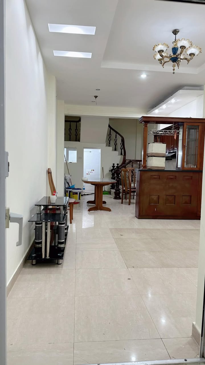 Nhà nguyên căn cho thuê tại ngõ 139 Nguyễn Thái Học, Ba Đình 45m² - Sẵn sàng vào ở ngay!