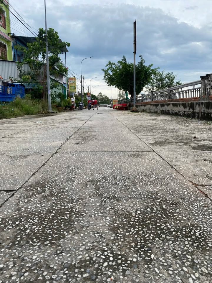 Nhà phố 1 trệt 1 lầu mặt tiền đường Nguyễn Huệ, 116,7m² giá 2.05 tỷ - Thiết kế linh hoạt, view sông tuyệt đẹp!