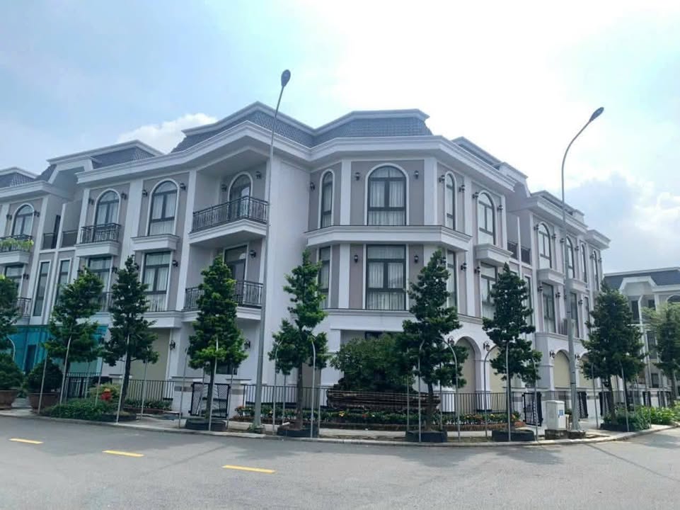 Bán nhà 2 lầu Long Phú Villa Bến Lức 85m² giá 3.5 tỷ - Đối diện công viên