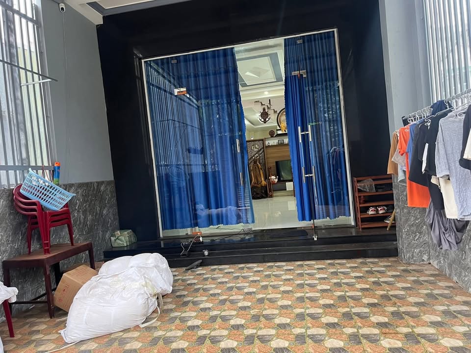 Nhà mặt tiền Y Linh, Buôn Ma Thuột 120m² giá 4.3 tỷ - Hướng Nam, tiện nghi đầy đủ!