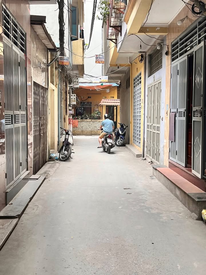 Bán nhà Trịnh Đình Cửu, Hoàng Mai 27m² giá 8.5 tỷ - Ô tô đỗ cổng, tiện ích đầy đủ!