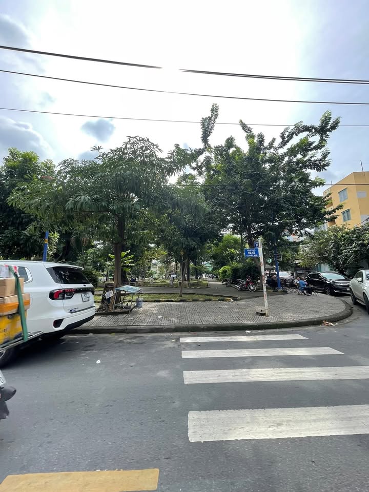 Nhà 3 tầng Tân Phú 48m² giá 5.3 tỷ - Vị trí gần công viên, vào ở ngay!