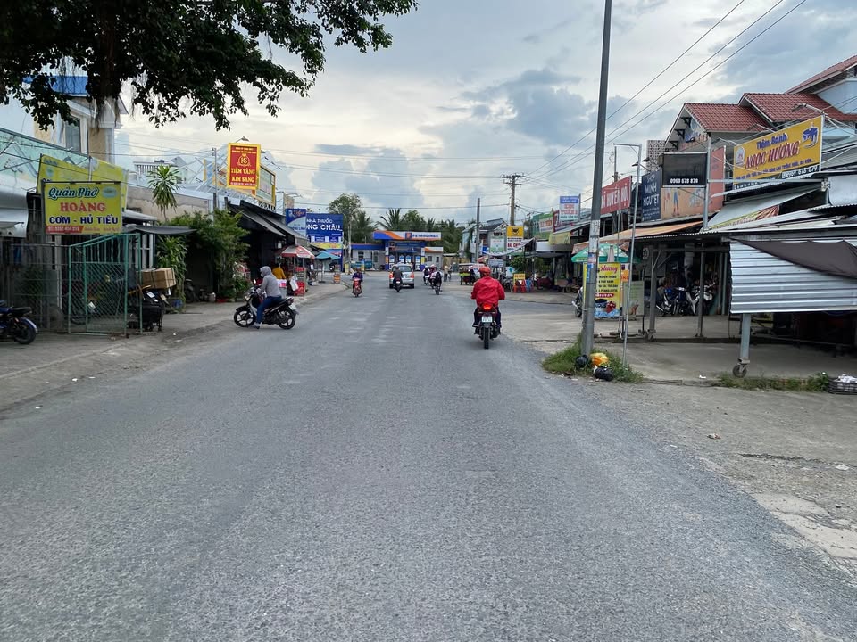 Đất nền 214m² mặt tiền tỉnh lộ 911, giá 2.2 tỷ - Gần chợ Huyền Hội!