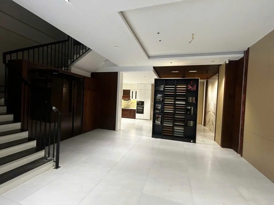 Nhà liền kề cho thuê tầng 1 tại Trương Văn Lĩnh 150m² - Phù hợp làm văn phòng và showroom!