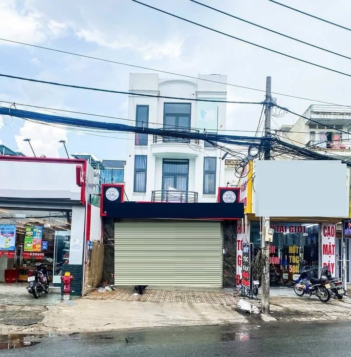 Nhà cho thuê đường Nguyễn Minh Hoàng, quận Tân Bình 100m² giá 32 triệu - Vị trí đắc địa, kinh doanh thuận lợi!