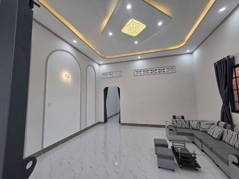 Nhà riêng Hòa Thành 180m² giá 1.65 tỷ - Vị trí đắc địa, tiện nghi đầy đủ!