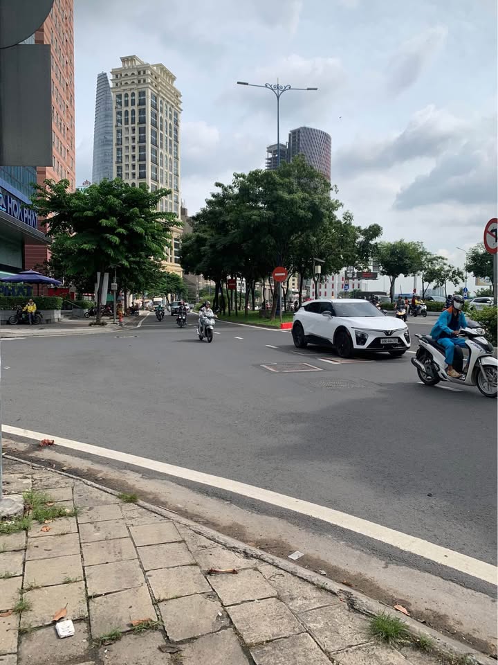 Nhà FrontHouse 48m² tại quận 1 - Giá 27 tỷ, vị trí đắc địa gần khu vui chơi!