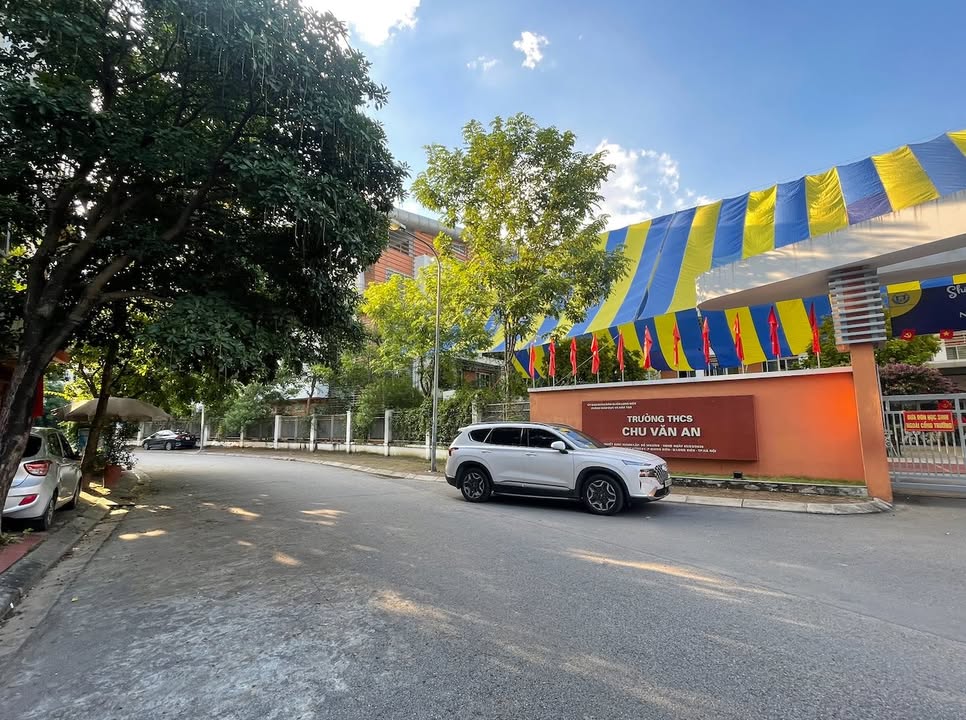 Đất nền Giang Biên 40m² giá 12 tỷ - Cơ hội đầu tư hấp dẫn!