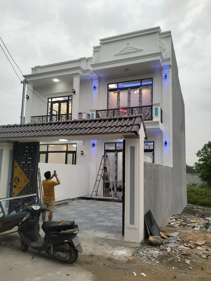 Nhà phố 1 trệt 1 lầu 100m² giá 2.7 tỷ - Vị trí đắc địa gần chợ Phú Sơn