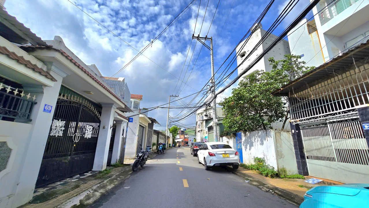 Biệt thự Townhouse 3 tầng mặt tiền Lê Văn Việt, Quận 9 - 136m² chỉ 16.5 tỷ!