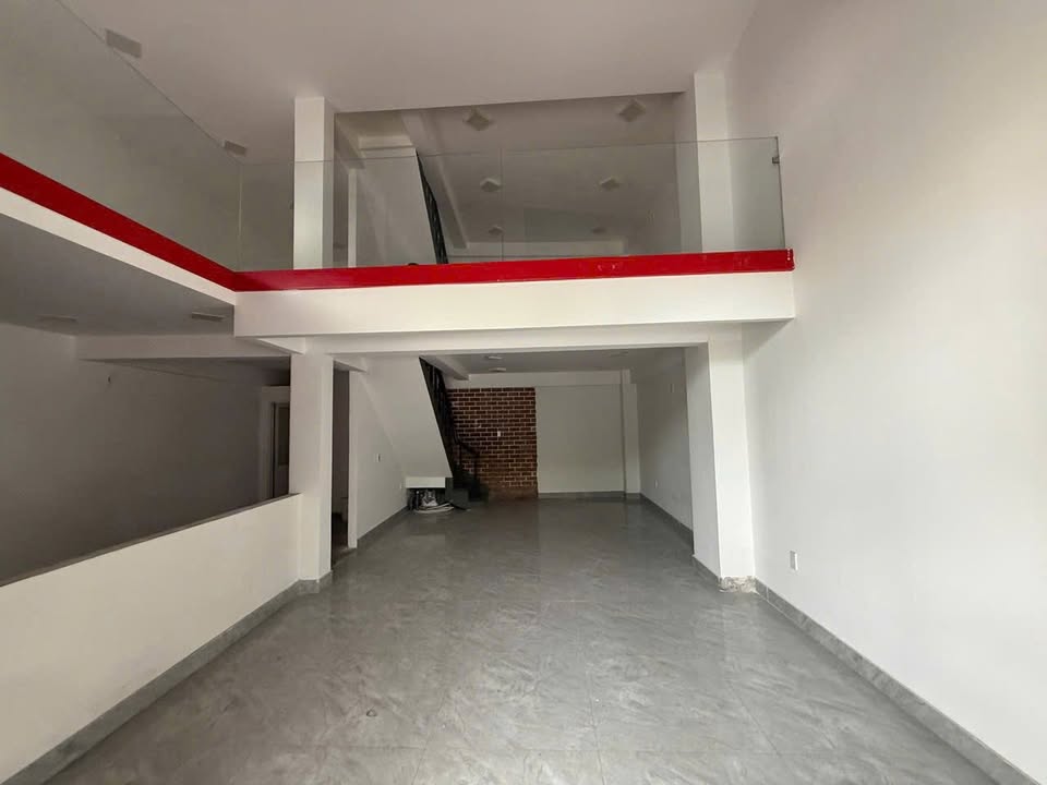 Cho thuê nhà 4 tầng mặt tiền Nguyễn Hoàng, quận Hải Châu - Giá 25 triệu/tháng, phù hợp làm văn phòng!