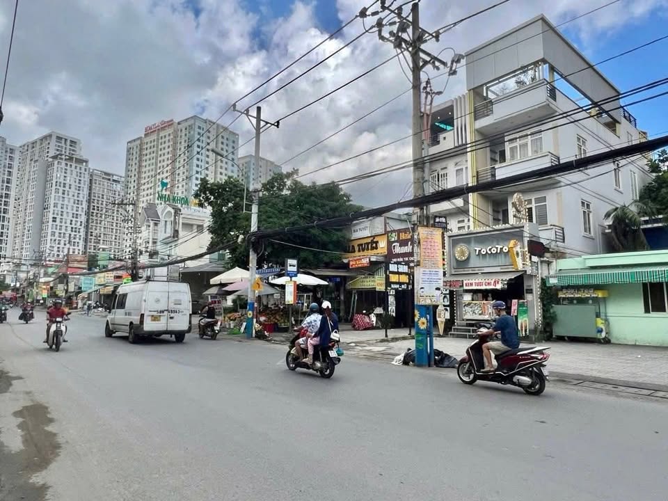 Căn hộ mặt tiền Lê Văn Thịnh, Q2, 180m² giá 30 triệu - Thang máy hiện đại!