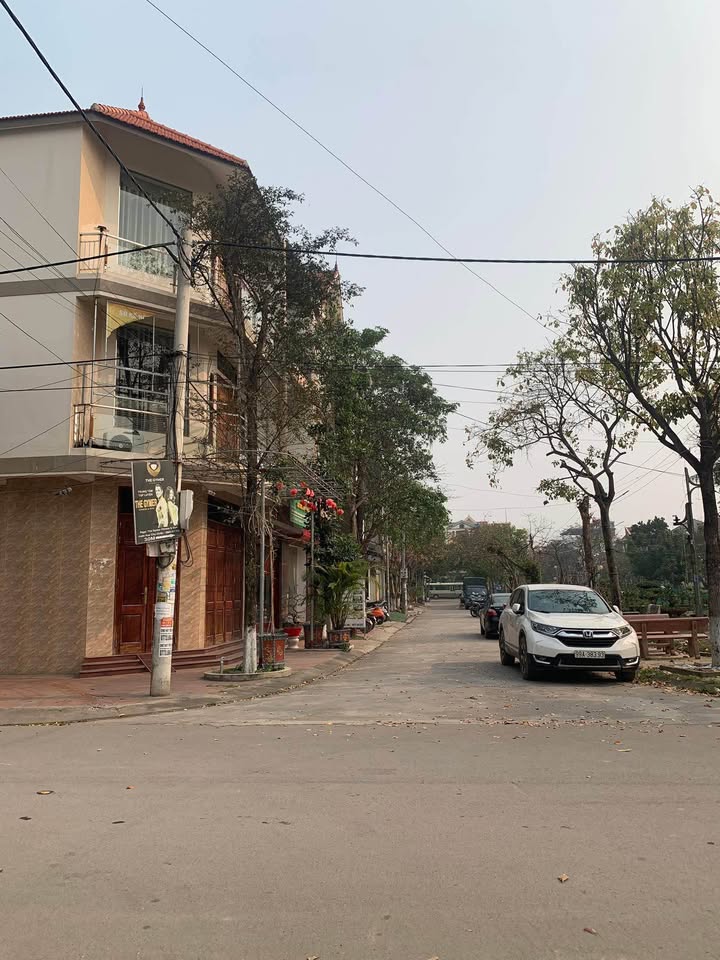 Nhà 3 Tầng Trung Tâm Thị Trấn Hồ - Giá Thương Lượng - Đối Diện Khu Vui Chơi