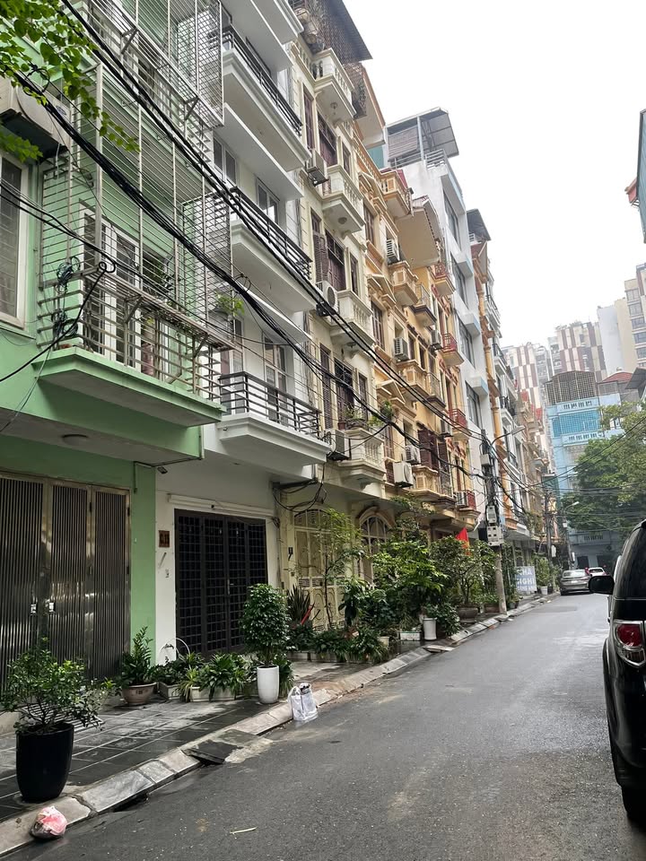 Nhà phố Vũ Phạm Hàm, Cầu Giấy 105m² giá 31.8 tỷ - Ô tô tránh, vào nhà thoải mái!
