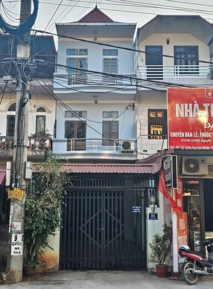 Nhà cho thuê 3 tầng 100m² mặt đường Trần Quang Khải - Giá cả hợp lý, vị trí trung tâm!
