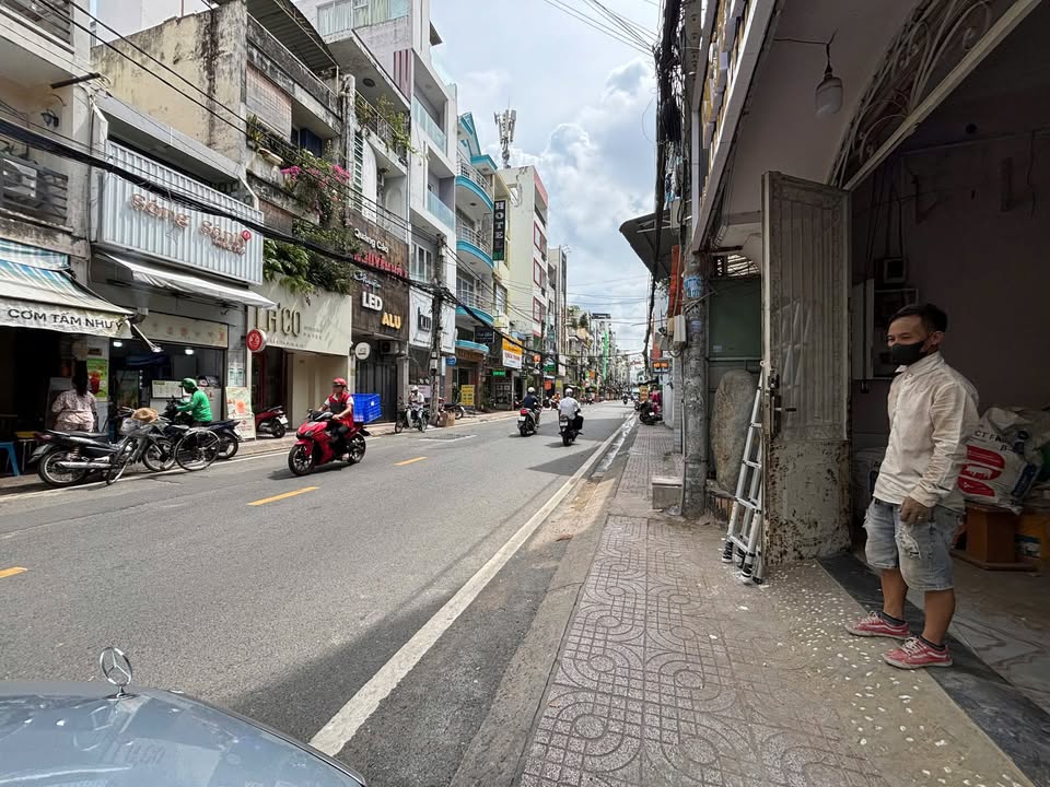 Cho thuê mặt bằng kinh doanh Hồ Bá Kiện, Q.10 - Diện tích 100m², vị trí sầm uất!