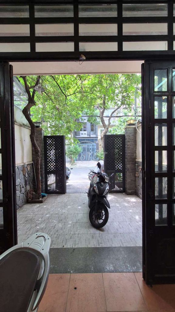 Nhà mặt tiền 4x20m, 2 lầu sân thượng ngay công viên Bình Phú - Giá chỉ 13.5 tỷ!