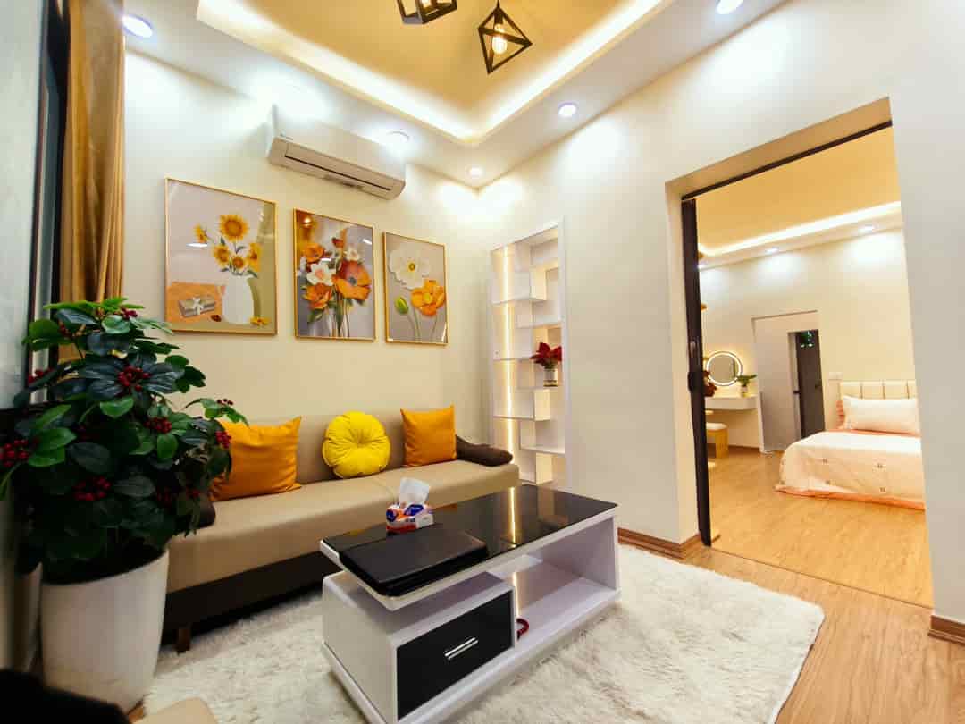 Bán căn hộ tập thể phố Chùa Láng, Đống Đa, 110m² giá 4.5 tỷ - Lô góc thoáng mát, ô tô đỗ sát nhà!