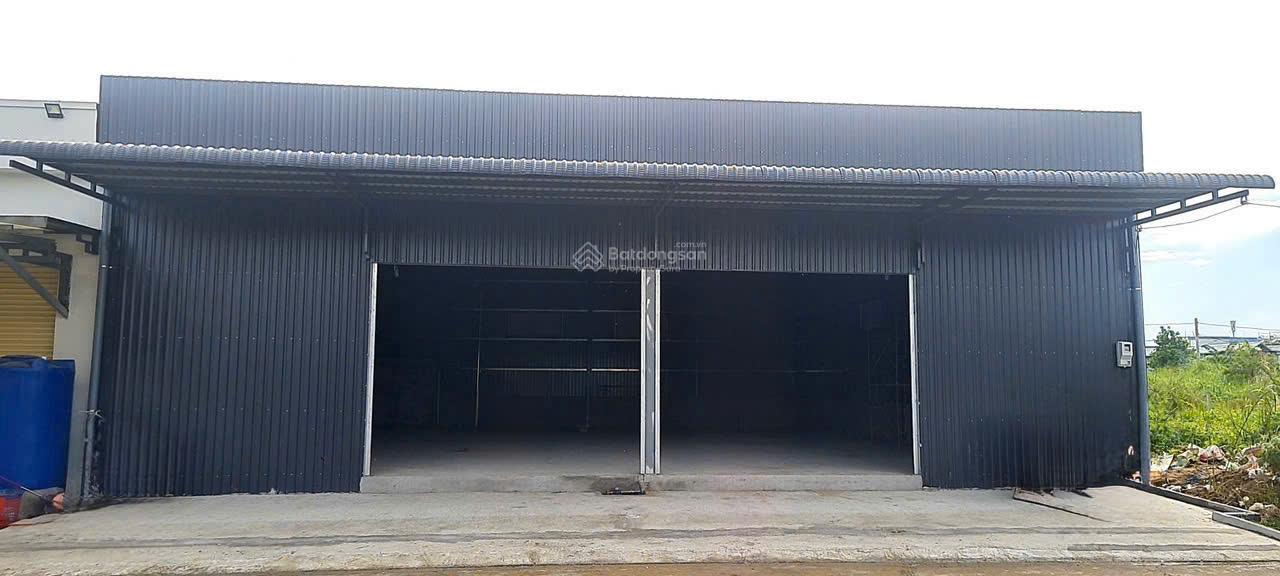 Cho thuê kho rộng 335m² ngay cổng KCN Long Hậu 2 - Đường lớn, gần chợ
