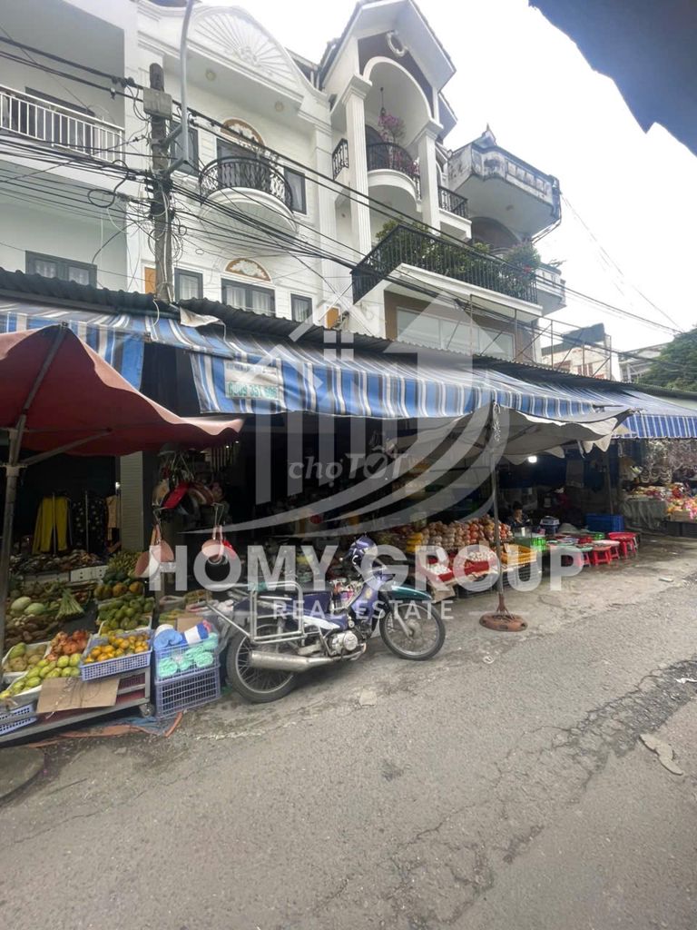 Nhà 3 tầng 4PN mặt tiền chợ Linh Trung 90m² giá 30 triệu - Kinh doanh sầm uất!