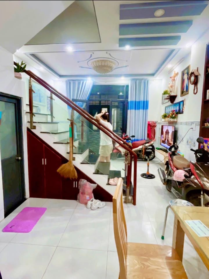 Nhà 4 tầng BTCT Lê Thúc Hoạch 40m² giá 5 tỷ - Sổ hồng chính chủ, thương lượng tốt!