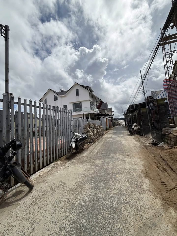 Đất nền Đà Lạt 200m² giá 7 tỷ - Sổ đỏ chính chủ, gần Hồ Than Thở!