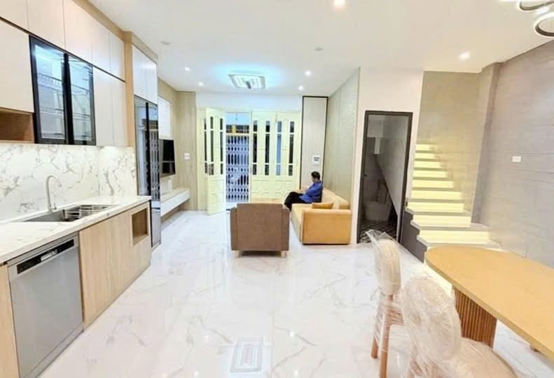 Nhà đẹp 5 tầng 40m², 6 phòng ngủ, ô tô đỗ cổng, Phương Canh – Chỉ nhỉnh 7 tỷ!