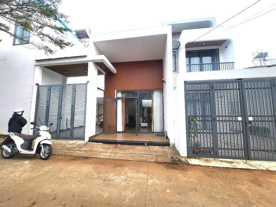 Nhà riêng Hẻm 434 Y Moan, TP Buôn Ma Thuột 147m² giá 3.45 tỷ - Không khí trong lành, view đẹp!