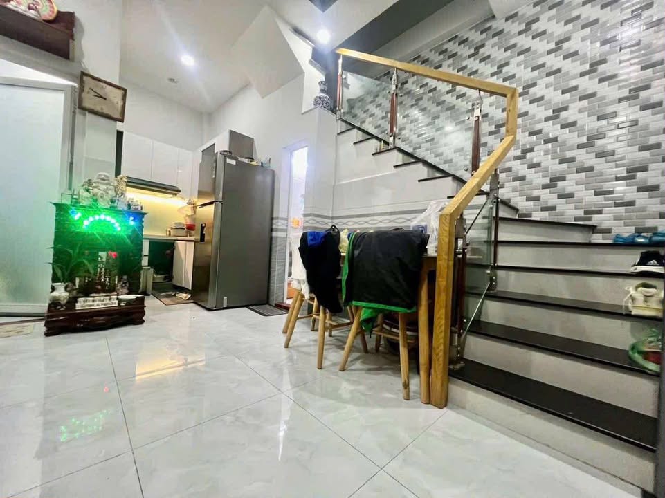 Nhà bán gấp đường Nguyễn Thần Hiến Quận 4, 30m² chỉ 3.9 tỷ - Chính chủ, miễn cò!