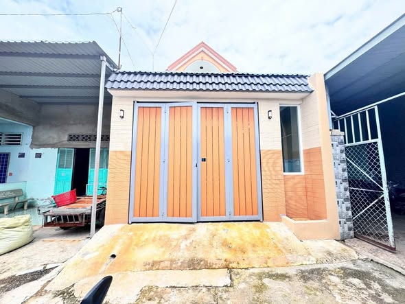Nhà 1 trệt 1 lầu Thị trấn Đức Hòa 130m² giá 2.3 tỷ - Chính chủ bán gấp!